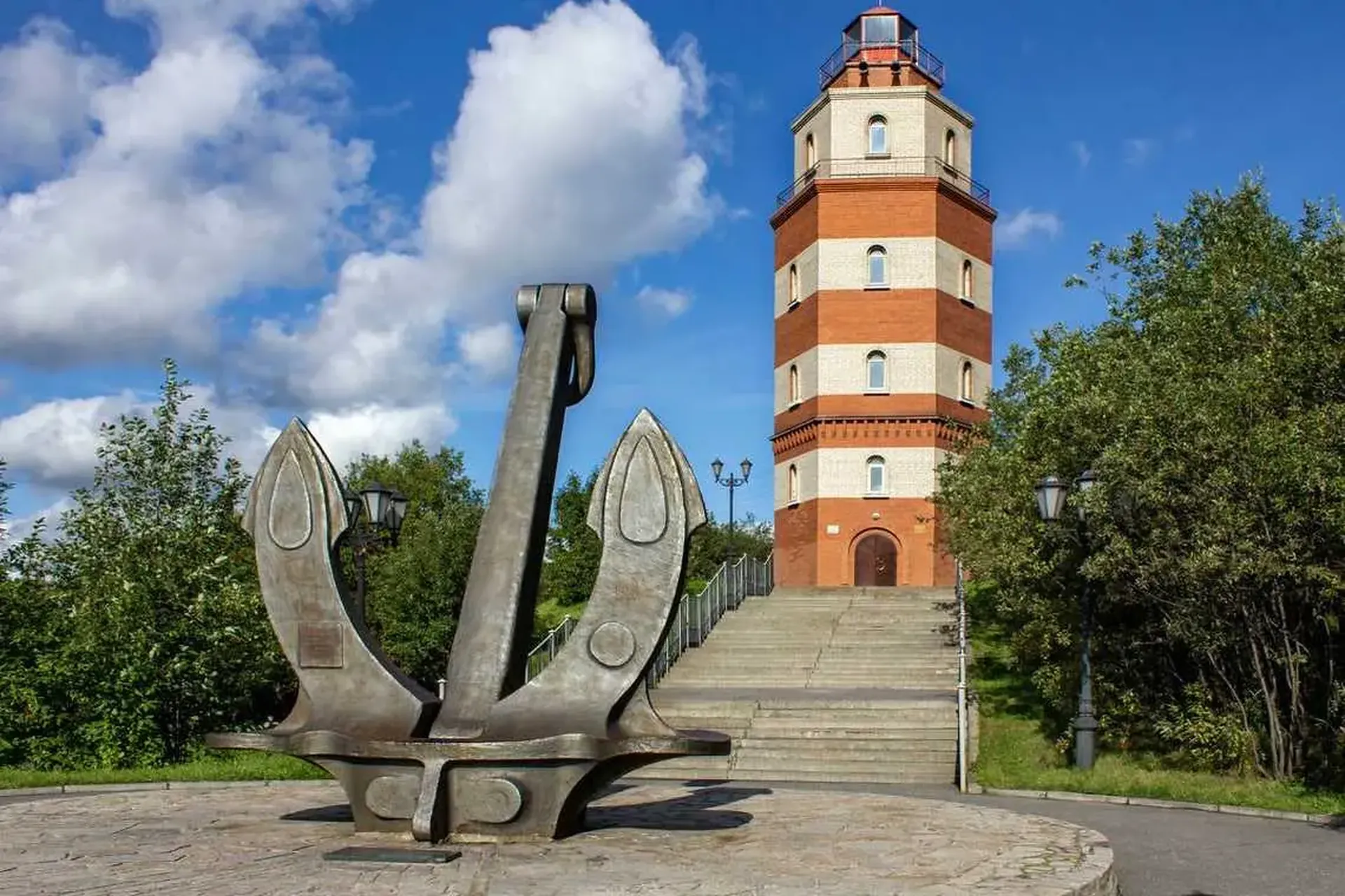 Памятник погибшим в мирное время. Маяк-мемориал в Мурманске. Мемориальный комплекс морякам Мурманск. Маяк Мурманск памятник. Мемориал морякам в Мурманске.